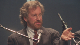 Kraków 02.03.1994. Reżyser Steven Spielberg przyleciał do Krakowa na polską premierę „Listy Schindlera”; na zdj. konferencja prasowa Spielberga w siedzibie krakowskiego ośrodka telewizyjnego. Fot. PAP/J. Bednarczyk