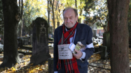 Warszawa, 01.11.2023. Wiceprzewodniczący Społecznego Komitetu Opieki nad Starymi Powązkami im. Jerzego Waldorffa Jerzy Kisielewski w drugim dniu kwesty na Starych Powązkach. Fot. PAP/P. Supernak