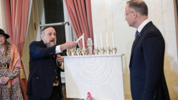 Prezydent RP Andrzej Duda (P) i naczelny rabin Polski Michael Schudrich (L) podczas zapalenia świec chanukowych w Pałacu Prezydenckim w Warszawie. Fot. PAP/M. Obara