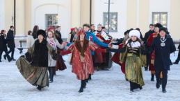 Maturzyści zatańczyli tradycyjnego poloneza podczas miejskiej studniówki, zorganizowanej na Rynku Kościuszki. Białystok, 17.01.2024. Fot. PAP/A. Reszko