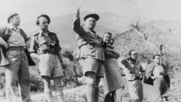 Korespondent wojenny 2 Korpusu Polskiego Melchior Wańkowicz (3. z lewej) ogląda pole bitwy o Monte Cassino. 1944 r. Fot. NAC
