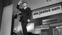 Warszawa 1971. Koncert w Teatrze Rozrywki w Centralnym Parku Kultury przy ulicy Kruczkowskiego. Na scenie aktor i piosenkarz Jarema Stępowski. gr PAP/Afa Pixx/Irena Komar.