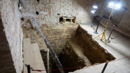 Odkryte mury dawnej kuchni królewskiej zaprezentowane podczas konferencji prasowej poświęconej stanowi badań archeologicznych na Wzgórzu Przemysła. Poznań, 02.02.2024. Fot. PAP/J. Kaczmarczyk