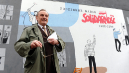 Zbigniew Romaszewski przy muralu ilustrującym historię opozycji demokratycznej na budynku domu przy ulicy Grójeckiej w Warszawie. Fot. PAP/Grzegorz Jakubowski