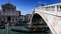 Kamienny most Ponte degli Scalzi nad Canale Grande i kościół z XVII wieku Chiesa di Santa Maria di Nazareth w Wenecji. Fot. PAP/Ł. Gągulski