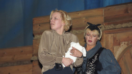 Krystyna Janda reżyseruje spektakl „Na szkle malowane” Ernesta Brylla i Katarzyny Gaertner w stołecznym Teatrze Powszechnym. Na zdjęciu od lewej: Krystyna Janda (Anioł), Dorota Stalińska (Diabeł). 1993 r. Fot. PAP/A. Rybczyński