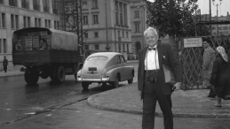 Melchior Wańkowicz na ulicy Świętokrzyskiej w Warszawie w 1956 r. Fot. PAP/CAF/L. Pieńkowski