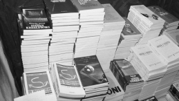 Wystawa podziemnej literatury (drugi obieg) i sprzętu poligraficznego w 1986 r. odkrytych przez funkcjonariuszy Służby Bezpieczeństwa podczas próby ich przemytu do Polski z Zachodu. Fot. PAP/J. Morek