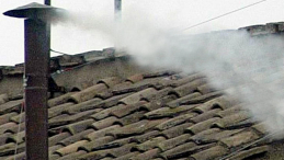 Biały dym nad Kaplicą Sykstyńską w drugim dniu konklawe w 2005 r. Fot. PAP/EPA/G. Giglia