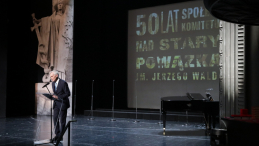 Przewodniczący komitetu Marcin Święcicki podczas gali z okazji 50-lecia powstania Społecznego Komitetu Opieki nad Starymi Powązkami im. Jerzego Waldorffa w Teatrze Dramatycznym w Warszawie. Fot. PAP/T. Gzell
