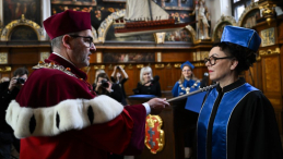 Gdańsk, 18.03.2024. Laureatka Literackiej Nagrody Nobla Olga Tokarczuk (P) i rektor Uniwersytetu Gdańskiego prof. dr hab. Piotr Stepnowski (L) podczas uroczystego nadania Oldze Tokarczuk tytułu doktora honoris causa uczelni, w Dworze Artusa w Gdańsku. Fot. PAP/A. Warżawa