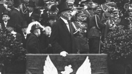 Prezydent RP Stanisław Wojciechowski przyjmuje defiladę oddziałów wojskowych oraz oddziałów przysposobienia wojskowego. 03.05.1926. Fot. NAC