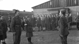 Wyzwolenie obozu w Oberlangen przez żołnierzy 1 Dywizji Pancernej gen. Maczka. 12.04.1945. Źródło: Wikimedia Commons