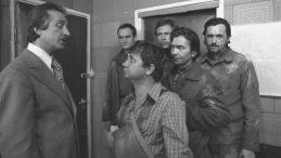 Andrzej Kopiczyński jako inżynier Karwowski i Roman Kłosowski jako Maliniak na planie serialu "Czterdziestolatek". Fot. PAP/W. Rozmysłowicz 