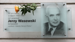 Tablica pamiątkowa na domu przy Wilczej w Warszawie, gdzie mieszkał Jerzy Wasowski. Fot. PAP/G. Jakubowski