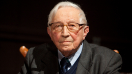 Tadeusz Różewicz podczas wręczenia tytułu doktora honoris causa Państwowej Wyższej Szkoły Filmowej, Telewizyjnej i Teatralnej w Łodzi w 2010 r. Fot. PAP/G. Michałowski