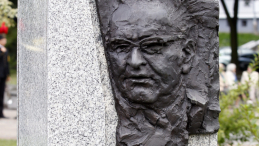 Rzeźba Alfreda Szklarskiego w Galerii Artystycznej w Katowicach. Fot. PAP/A. Grygiel
