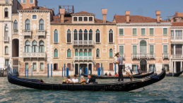 Gondola na Canale Grande w Wenecji. Fot. PAP/M. Sawoch
