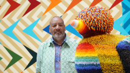 Amerykański artysta Jeffrey Gibson obok jednej ze swoich prac podczas Biennale w Wenecji. EPA/A. Merola Źródło: PAP/EPA