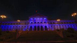 Portugalski parlament podświetlony z okazji Dnia Europy. Fot. PAP/EPA