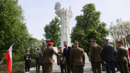 Wicepremier, minister obrony narodowej Władysław Kosiniak-Kamysz (C-P) i szef Sztabu Generalnego Wojska Polskiego gen. Wiesław Kukuła (C-L) przed Pomnikiem Bitwy o Monte Cassino w Warszawie w 80. rocznicę rozpoczęcia walk o Monte Cassino. Warszawa, 11.05.2024. Fot. PAP/L. Szymański