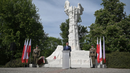 Szef UdSKiOR Lech Parell przemawia podczas Apelu Pamięci przed Pomnikiem Bitwy o Monte Cassino w Warszawie. Trwają obchody 89. rocznicy śmierci Marszałka Józefa Piłsudskiego, 54. rocznicy śmierci gen. Władysława Andersa oraz 80. rocznicy Bitwy o Monte Cassino. Warszawa, 11.05.2024. Fot. PAP/M. Obara