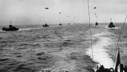 Alianckie okręty desantowe zbliżają się do plaż Normandii. 06.06.1944. Źródło: Wikimedia Commons