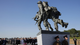 Prezydent Emmanuel Macron i premier Theresa May przed pomnikiem poległych w 1944 r. w Ver-Sur-Mer w 75. rocznicę inwazji w Normandii w 2019 r. Fot. PAP/EPA/P. Wojazer