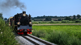 Zabytkowy parowóz Px48-1920 na stacji kolejki wąskotorowej w Łopuszce Wielkiej w 2023 r. Fot. PAP/D. Delmanowicz