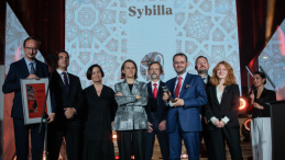 Minister kultury Hanna Wróblewska (4L), dyrektor Narodowego Instytutu i Ochrony Zbiorów Paulina Florjanowicz (3L) i przewodniczący jury dr hab. Michał Woźniak (C) z Katedry Zabytkoznawstwa i Muzealnictwa Uniwersytetu Mikołaja Kopernika w Toruniu podczas Gali Konkursu na Wydarzenie Muzealne Roku Sybilla 2023 we Wrocławiu, 23 bm. PAP/Krzysztof Cesarz