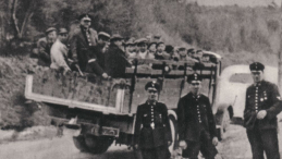 Polscy rolnicy z województwa krakowskiego transportowani na roboty przymusowe w III Rzeszy. 1941 r. Źródło: Wikimedia Commons