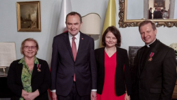 Ambasador RP przy Stolicy Apostolskiej Adam Kwiatkowski (2L) oraz odznaczeni Złotym Krzyżem Zasługi autorzy książki o rodzinie Ulmów Manuela Tulli (L) i ksiądz Paweł Rytel- Andrianik (P). Fot. PAP/S. Wysocka