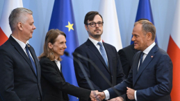 Premier Donald Tusk (P), desygnowany na ministra spraw wewnętrznych i administracji Tomasz Siemoniak (L), desygnowana na minister kultury i dziedzictwa narodowego Hanna Wróblewska (2L) oraz desygnowany na ministra aktywów państwowych Jakub Jaworowski (2P). Fot. PAP/R. Pietruszka