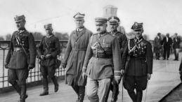 Marszałek Józef Piłsudski (3. z lewej) w otoczeniu oficerów na moście Poniatowskiego udaje się na spotkanie z prezydentem Stanisławem Wojciechowskim. Widoczni od lewej: podpułkownik Kazimierz Stamirowski, porucznik Marian Żebrowski, generał Gustaw Dreszer-Orlicz, major Włodzimierz Jaroszewicz oraz porucznik Michał Galiński. 12.05.1926. Fot. NAC
