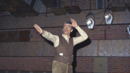 Reżyser i aktor teatralny Adam Hanuszkiewicz podczas prób nad nową inscenizacją „Dziadów” Adama Mickiewicza w Teatrze Małym. Warszawa, 1978 r.  Fot. PAP/J. Morek 
