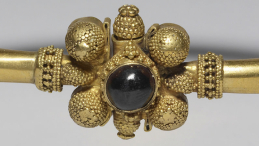 Zapięcie bransoletki huńskiej z V wieku ze zbiorów Walters Art Museum. Źródło: Wikipedia.