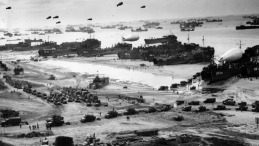 Wyładunek wojsk i zaopatrzenia na plaży Omaha (połowa czerwca 1944). /Źródło: Wikipedia
