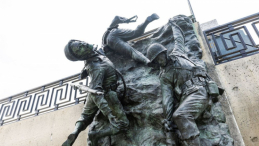 Rzeźba upamiętniająca D-Day w Bedford w Wirginii. Fot. PAP/EPA