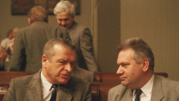 Minister spraw wewnętrznych Czesław Kiszczak (L) i minister pracy i polityki socjalnej Ireneusz Sekuła, w głębi Władysław Baka podczas posiedzenia Sejmu PRL 11 maja 1988 r. Fot. PAP/G. Roginski