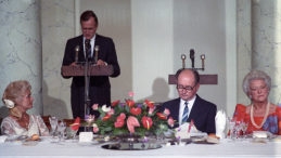 Wizyta prezydenta George'a Busha z małżonką w Polsce (9-11.07.1989). Przyjęcie w Pałacu Namiestnikowskim. Na zdjęciu: przewodniczący Rady Państwa gen. Wojciech Jaruzelski (2P) z małżonką Barbarą (L) i prezydent George Bush (2L) z małżonką Barbarą. Fot. PAP/C. Słomiński