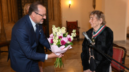 Wojewoda dolnośląski Maciej Awiżeń (L) oraz świętująca jubileusz 93. urodzin poetka i pisarka Urszula Kozioł (P) podczas uroczystości we Wrocławiu. Fot. PAP/M. Kulczyński