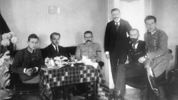 Grudzień 1916 r. Śniadanie u Józefa Piłsudskiego w hotelu w Warszawie. Siedzą od lewej: Julian Stachiewicz, Tadeusz Kasprzycki, Józef Piłsudski, Michał Sokolnicki (stoi), Walery Sławek, Bolesław Wieniawa-Długoszowski. Źródło: Narodowe Archiwum Cyfrowe