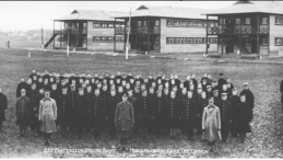 Obóz dla ochotników do Armii Polskiej we Francji Tadeusz Kosciuszko Camp w Niagara (Kanada) - żołnierze na tle baraków mieszkalnych. Fot. Narodowe Archiwum Cyfrowe.