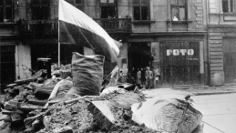 Warszawa, 08.1944 r. Jedna z setek powstańczych barykad jakie wznieśli mieszkańcy podczas powstania. PAP/CAF