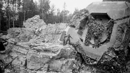 Ruiny bunkra na terenie Wilczego Szańca w październiku 1946 r. Fot. PAP/J. Baranowski.