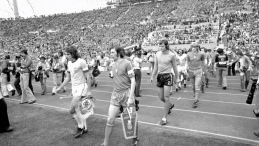 Mecz Polska - Brazylia. N/z: przed meczem po prawej Kazimierz Deyna, Jan Tomaszewski i Jerzy Gorgoń. Na czele Brazylii jej kapitan Marinho Peres. Fot. PAP/CAF/Stanisław Jakubowski 