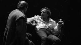 „Tragiczna historia Hamleta, księcia Danii, Williama Shakespeare'a”, w reżyserii Andrzeja Wajdy. Próba kostiumowa w Starym Teatrze przed premierą w listopadzie 1981 r. Na zdjęciu. w roli tytułowej dramatu Jerzy Stuhr i Tadeusz Huk jako Horatio. Fot. PAP/J. Ochoński.