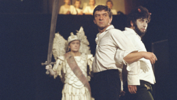 Inscenizacja Dziadów Mickiewicza w reżyserii Konrada Swinarskiego w Teatrze Starym w Krakowie (na pierwszym planie Jerzy Trela), fot. PAP/J. Ochoński