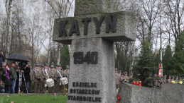  Warszawa, 13.04.2010. Uroczystości przy pomniku ofiar Katynia w Dolince Katyńskiej na Cmentarzu Wojskowym na Powązkach w Warszawie. Fot. PAP/B. Zborowski 