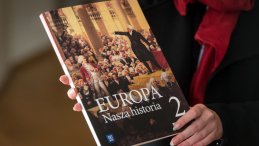 Prezentacja drugiego tomu podręcznika pt. "Europa - nasza historia" w Krzyżowej w 2017 r. Fot. PAP/M. Kulczyński